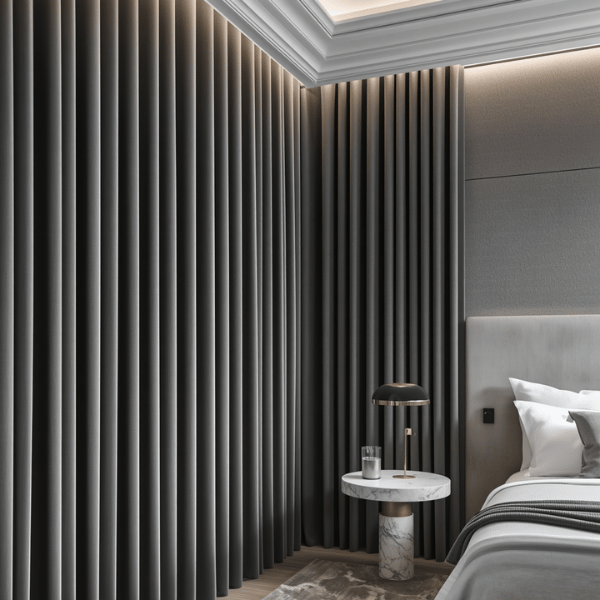 Gorden blackout Modern Luxury pada kamar tidur utama dengan lipatan wave curtain penuh dan kain premium berwarna abu-abu gelap